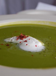 les-raisons-pour-consommer-des-soupes-froides-en-ete-300614491